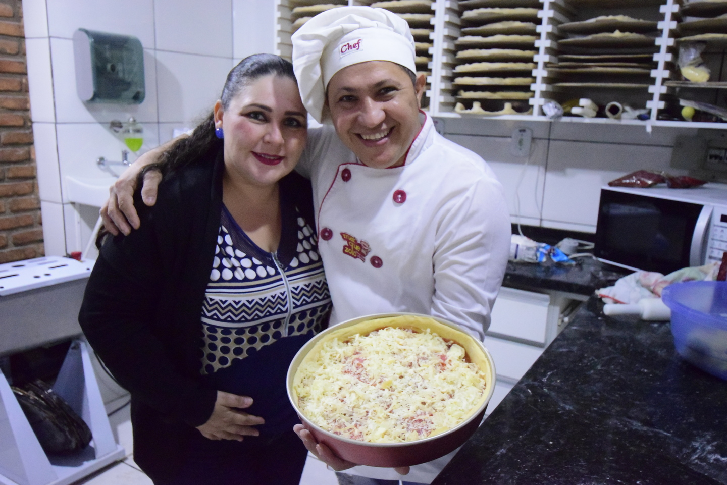 Beto e Ana Paula apresentam a 'pizza Chicago'