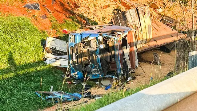 Colis O Entre Ve Culos Deixa Carreta Destru Da Na Serra De Maracaju O