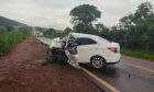 Prisma tem frente destruída e motorista morre em colisão contra caminhonete