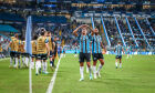 Grêmio vence Athletico Paranaense por 2 a 0 na Arena e conquista primeira vitória no campeonato
