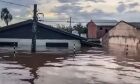Nível da água não baixa e mais bairros de Porto Alegre ficam alagados
