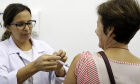Baixa adesão à vacina contra gripe aumenta risco da propagação do vírus influenza