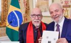 Lula lança selo dos Correios em celebração a obra de Paulo Coelho
