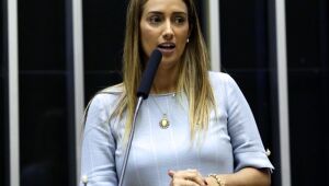 Ministra Flávia Arruda é afastada da Secretaria de Governo