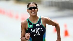 Triatleta Luisa Baptista dá primeiros passos após sofrer atropelamento