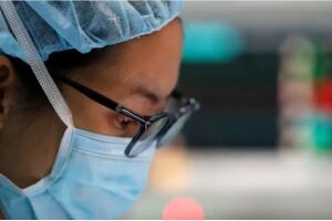 Por que mulheres têm mais chance de morrer se operadas por cirurgiões homens?