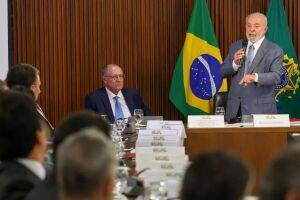 Falta muito para se fazer, diz Lula ao abrir reunião ministerial
