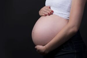 INSS informa que não usa intermediário para liberar salário-maternidade