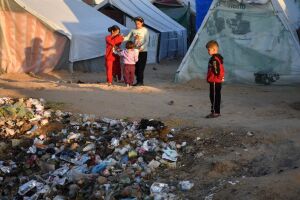Gaza: Calor de 40ºC e falta de água ameaçam ainda mais a vida dos deslocados