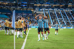 Grêmio vence Athletico Paranaense por 2 a 0 na Arena e conquista primeira vitória no Brasileirão