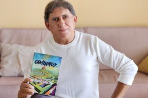 Poeta Rubenio Marcelo lança livro com apoio de faculdade da Capital
