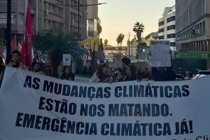 Eco pelo Clima faz protesto e acusa governo gaúcho de descaso
