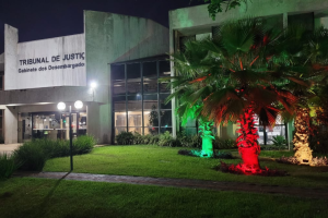 TJMS ilumina fachada com as cores da bandeira do Rio Grande do Sul