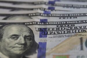 Dólar cai para R$ 5,11 com alívio externo e decisão da agência Moody's