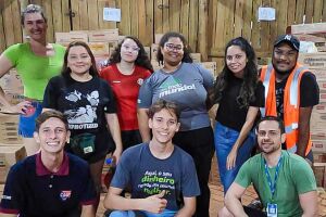 Professores e estudantes auxiliam na logística das doações para o Rio Grande do Sul