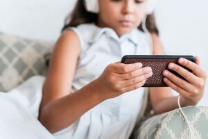 Proteção de criança e adolescente em ambiente digital será tema de debate
