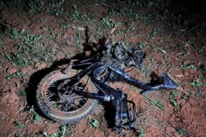 Jovem morre ao bater moto contra caminhonete na BR-376