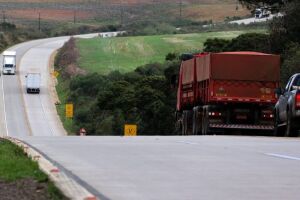 Governo inova com 1ª rodovia de concreto para atender setor produtivo e melhorar segurança viária
