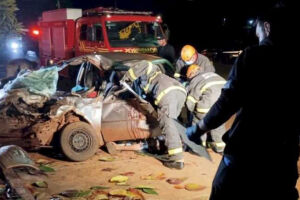 Motorista e passageiro de Corsa morrem em grave acidente com ônibus em Fátima do Sul
