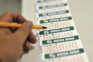 Mega-Sena acumula, e prêmio estimado para terça-feira é de 95 milhões