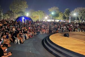 Parceria entre Prefeitura e Itaipu reúne mais de 800 pessoas para cinema ao ar livre