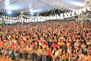 Primeiro dia do 22º Arraial de Santo Antônio lota Praça do Rádio com mais de 10 mil pessoas