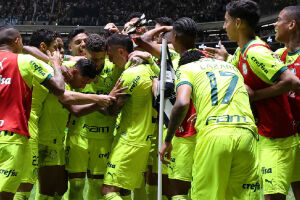 Palmeiras goleia o Atlético-MG e encosta nos líderes