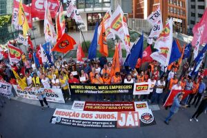 Centrais sindicais promovem em São Paulo ato pela queda dos juros