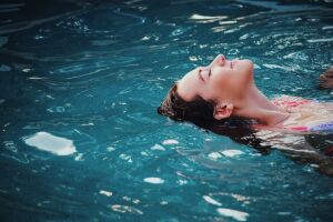 5 Dicas de como cuidar do seu cabelo após a natação