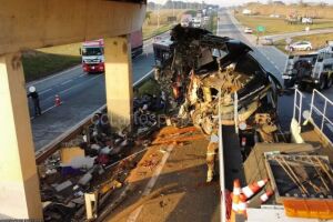 Acidente de ônibus em Itapetininga deixa 10 mortos e vários feridos