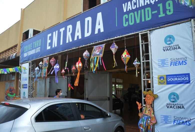 Arraial da Vacina imuniza 1.750 douradenses e faz novo recorde no Drive do Pavilhão