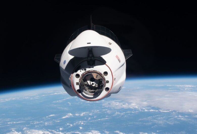 SpaceX: astronautas retornam de missão após seis meses em estação espacial
