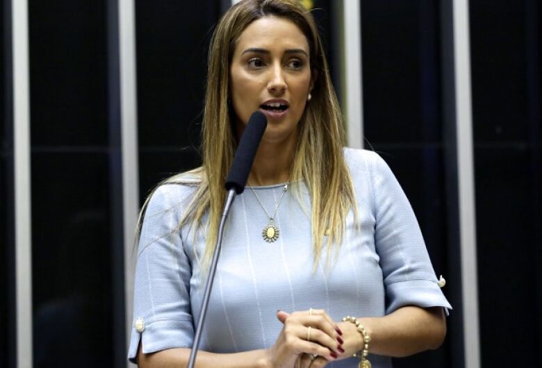 Ministra Flávia Arruda é afastada da Secretaria de Governo