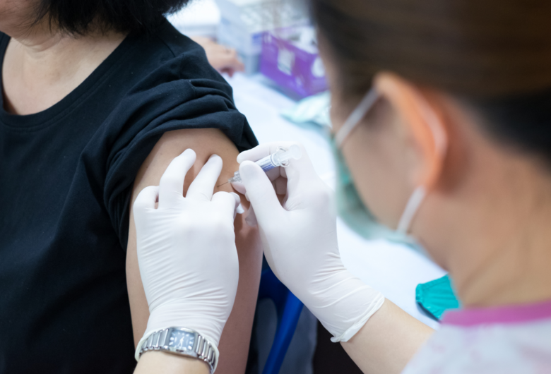 Província do Canadá planeja cobrar “imposto” de não vacinados contra Covid