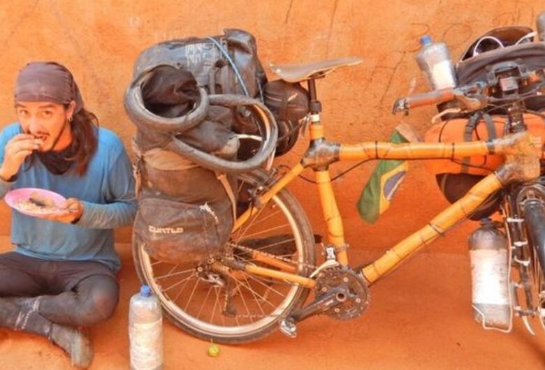 Brasileiro viaja o mundo em uma bike de bambu