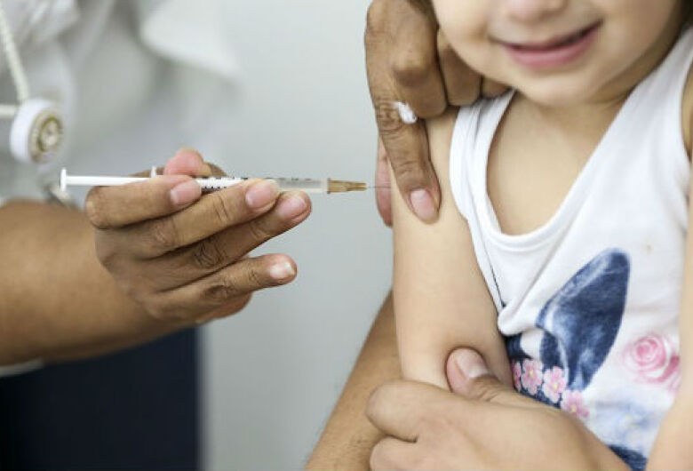 Juízes da infância alertam: vacinar crianças é obrigatório