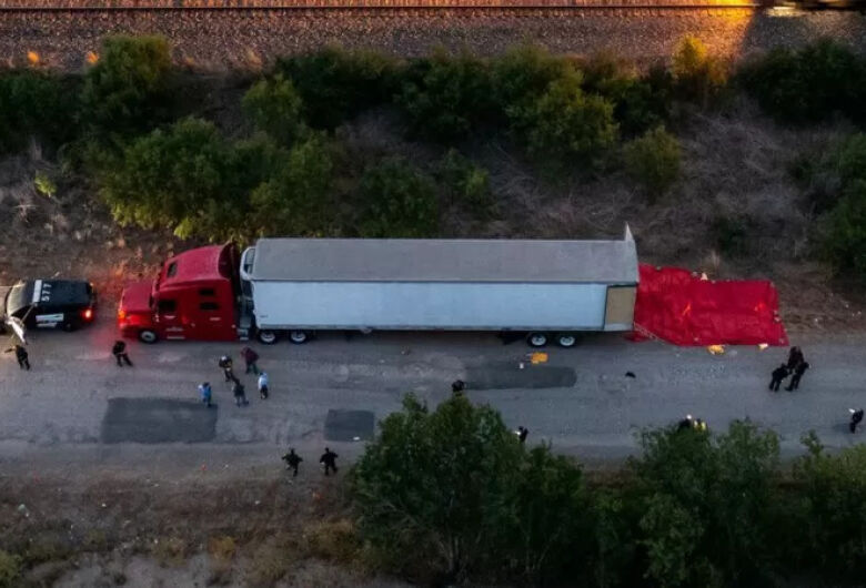 Pelo menos 46 corpos são encontrados em caminhão abandonado no Texas
