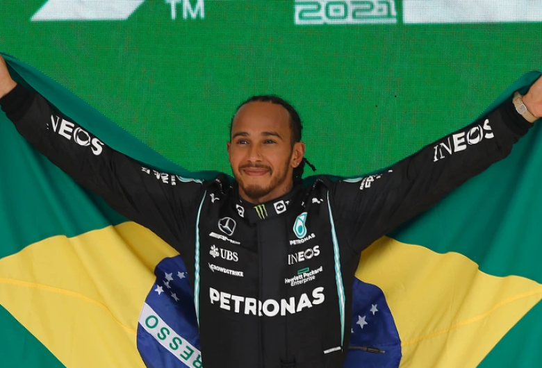 Lewis Hamilton ganha título de cidadão honorário do Brasil
