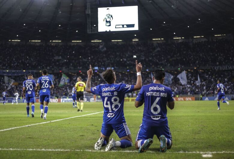 Cruzeiro vence no Mineirão e amplia vantagem na liderança da Série B