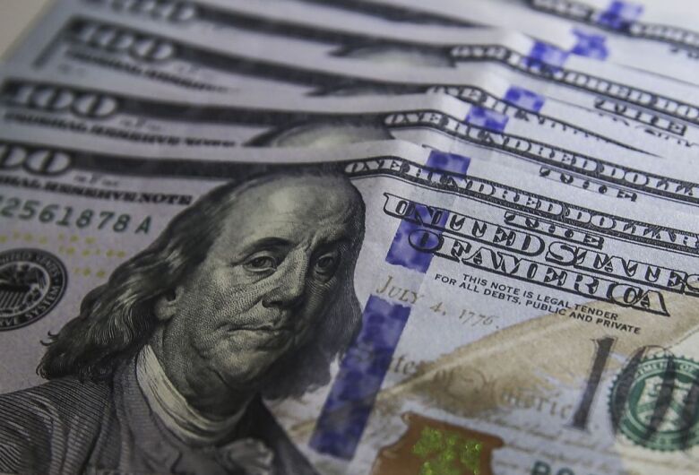 Dólar cai para R$ 5,19 em dia de ajustes no mercado
