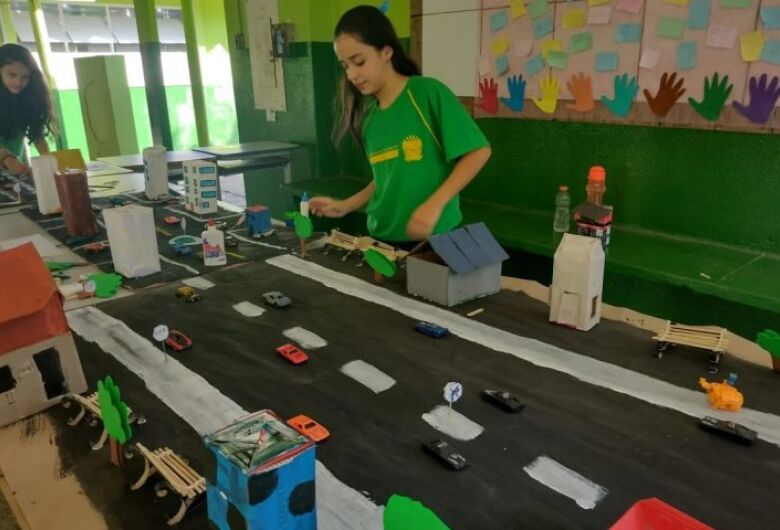 Models produced by students with recyclable materials depict traffic in the capital