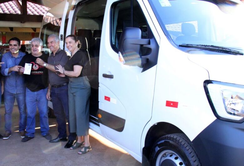 Governo entrega veículo para transportar famílias atendidas pelo Cotolengo e doa casacos