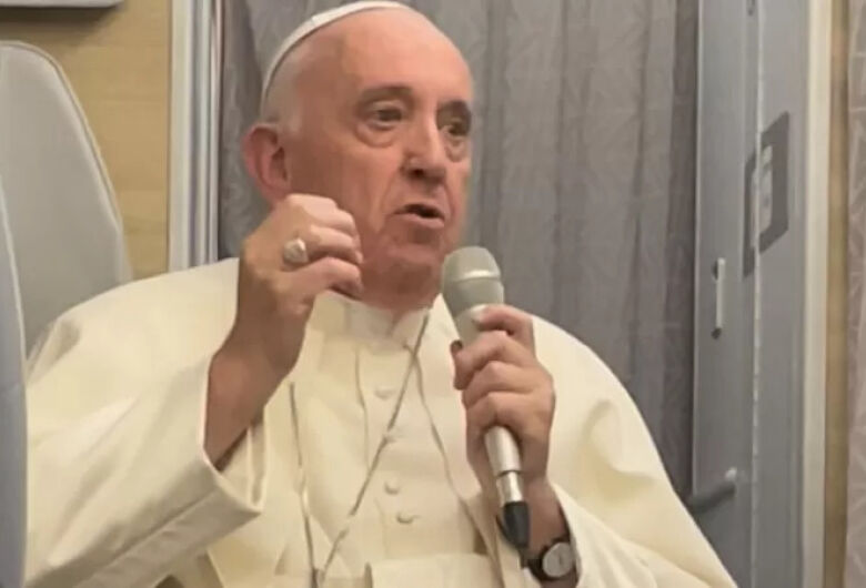 Posso pensar em renunciar, mas não agora, diz papa Francisco
