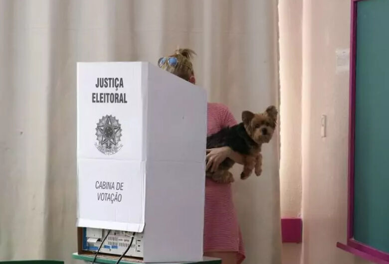 Brasileiros alfabetizados com idade entre 18 e 70 anos devem votar

