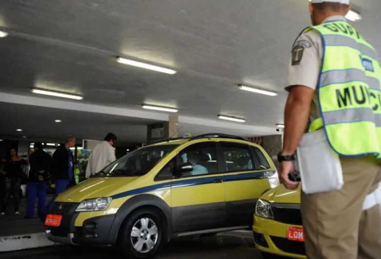 Auxílio de R$ 1.000 para taxistas começa a ser pago nesta terça-feira (16)
