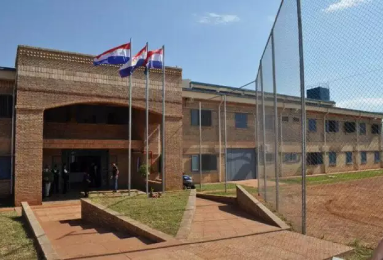 Usando corda improvisada, integrantes do PCC fogem de presídio no Paraguai
 