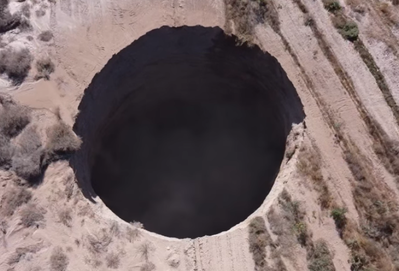 Buraco gigante chama atenção no Deserto do Atacama
