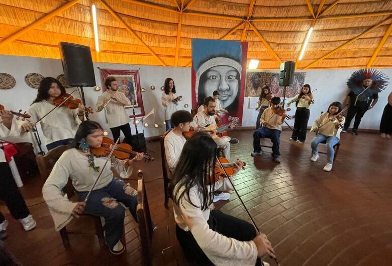 Prefeitura entrega novos instrumentos musicais à orquestras infantis indígenas