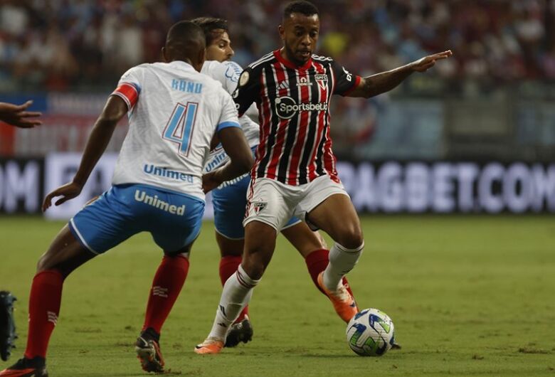 Nos acréscimos, São Paulo supera o Bahia e vence a 1ª como visitante
