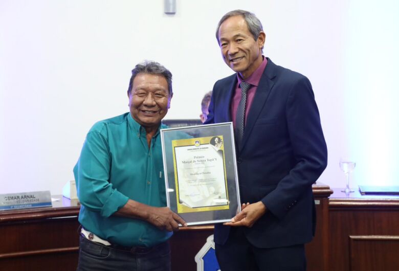 Anastácio Peralta, líder indígena, recebe premiação da Câmara Municipal